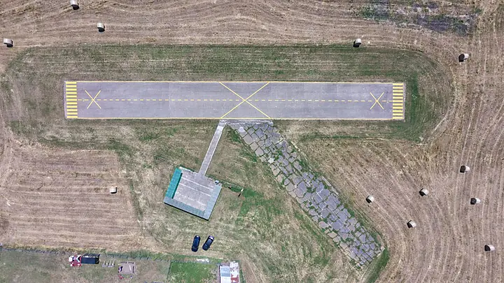 Ripresa zenitale di area tecnica e pista operativa con drone