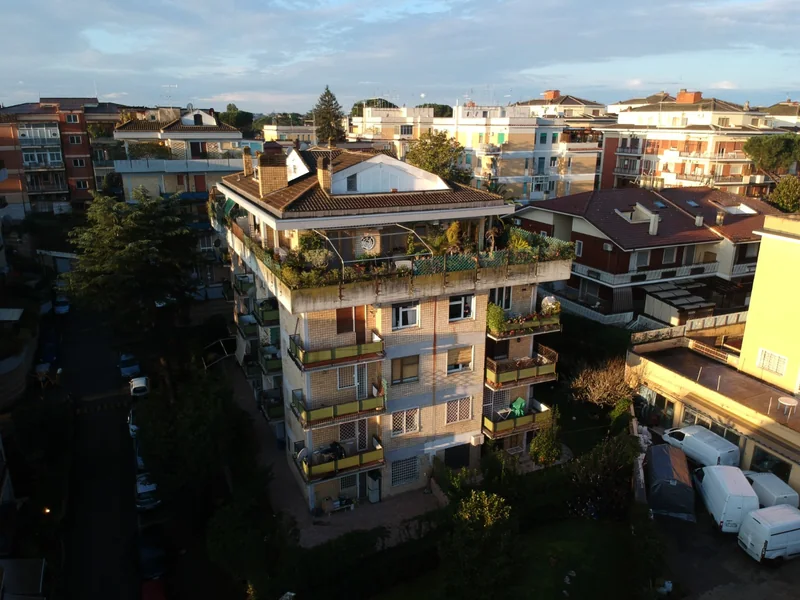 Documentazione fotografica aerea di condominio a Roma con coperture, terrazzi e aree comuni