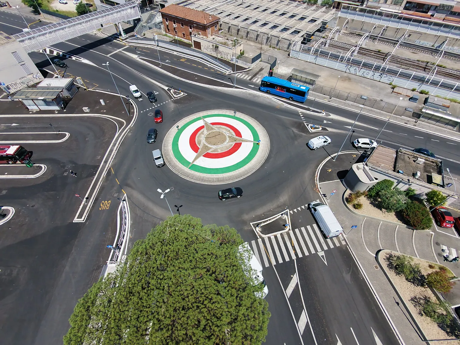 Foto aerea con drone di infrastruttura stradale e rotatoria a Roma
