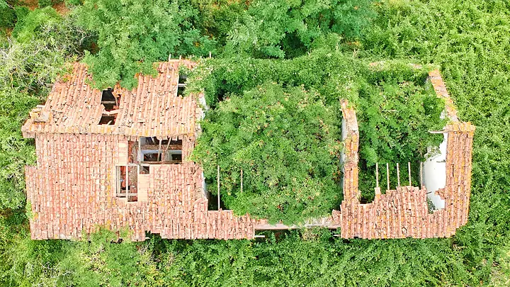 Ispezione visiva con drone di copertura ed edificio da ristrutturare