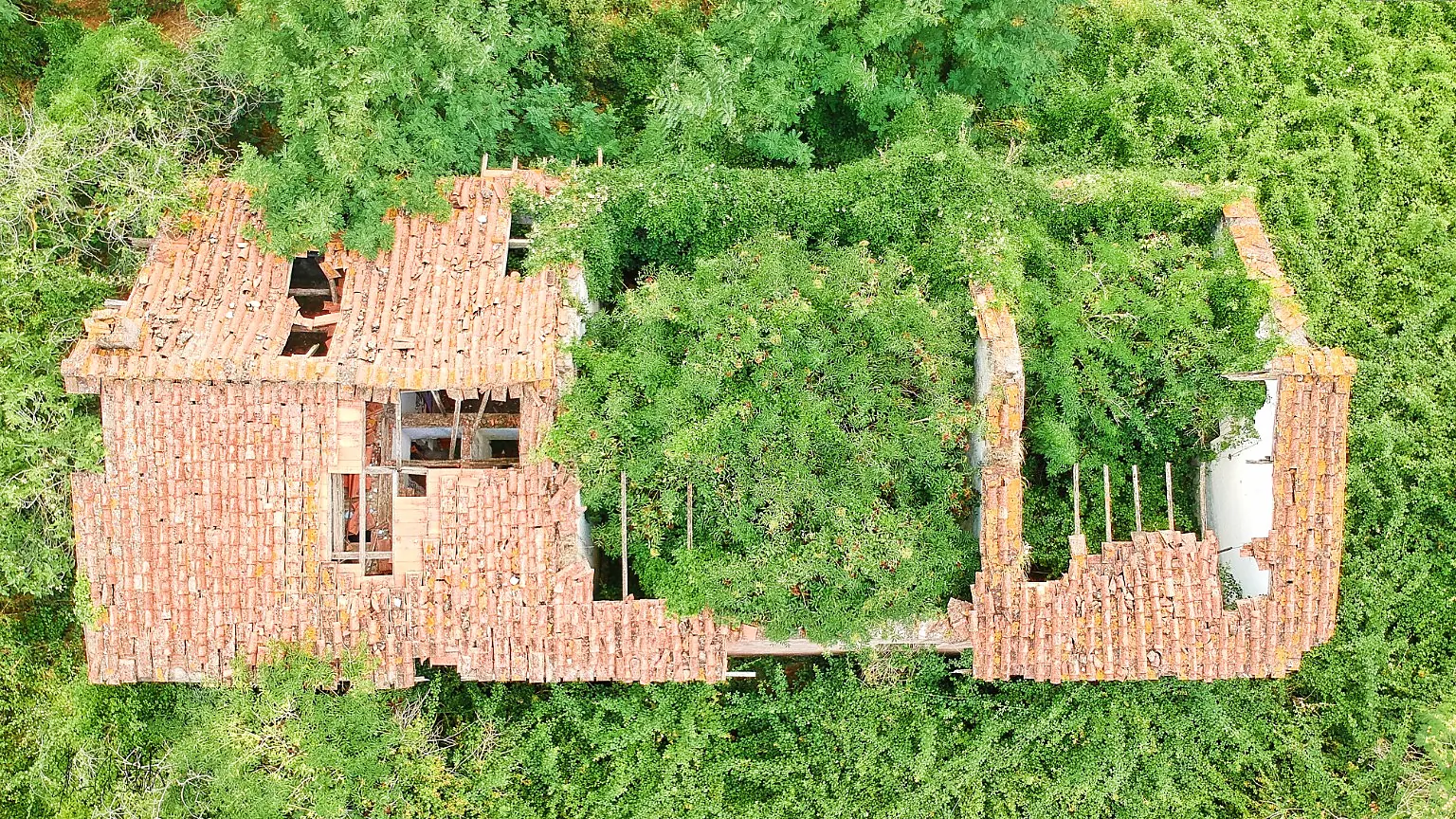 Ispezione visiva con drone di copertura ed edificio da ristrutturare