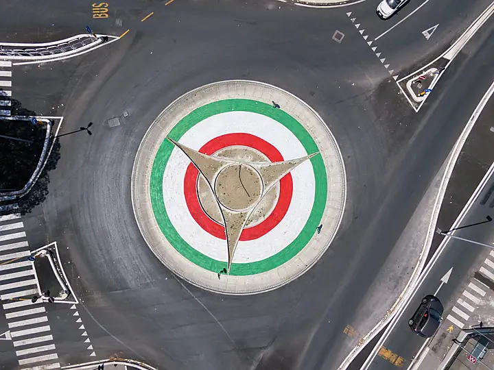Ripresa zenitale con drone di rotatoria e viabilità urbana